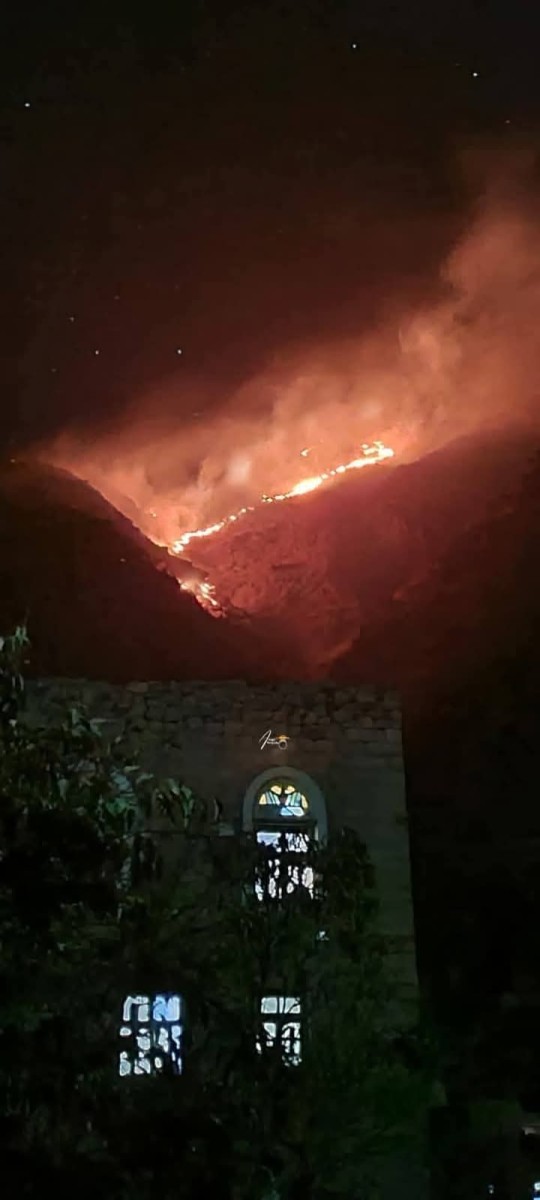 حريق هائل يلتهم اجزاء من جبل صبر في تعز